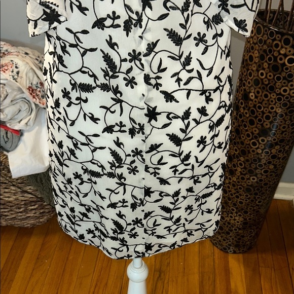 Elegant Black and White Midi Dress - Picture 8 of 12